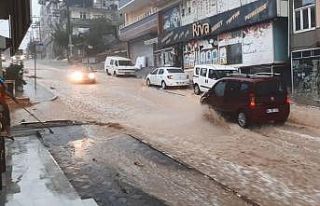 Kocaeli’de yağış sonrası caddeler böyle dereye...