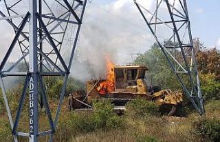 Kocaeli’de yanan iş makinesi ağaçlık alanı...