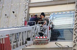 Kocasının eve kilitlediği kadın ile arkadaşını...