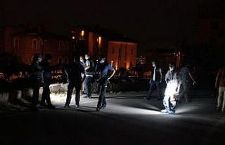 Komşuların kavgası kanlı bitti: 2 yaralı