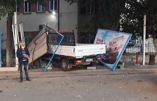 Kontrolden çıkan kamyonet reklam panolarına çarptı,...