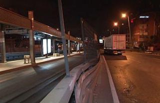 Kontrolden çıkan tır metrobüs bariyerlerine çarparak...