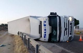 Kontrolden çıkan tır yan yattı: 1 yaralı