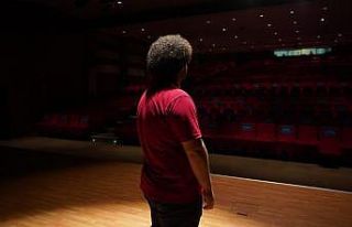 Konuşma zorluğu çeken gencin hayatı tiyatro ile...