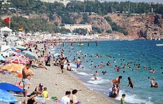 Konyaaltı sahilinde tehlikeli yoğunluk