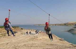 Koruma ve bakım altındaki çocukların zipline ve...