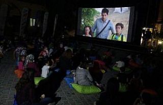 Köyde yaşayan çocuklar sinema keyfini açık havada...