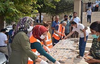 Kozan’da 2 bin kişilik aşure ikramı