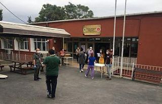 KPSS’ye giren adaylar sırada, yakınları dışarıda...