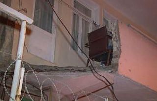 Küçükçekmece’de evin balkonu çöktü: 1 yaralı