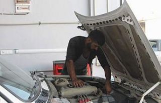Küçüklüğünden beri hem okuyor hem de çalışıyor