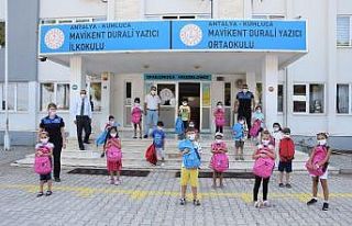 Kumluca’da polisten miniklere moral hediyesi