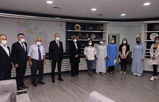 Kursiyerler sertifikalarını Başkan Özlü’nün...