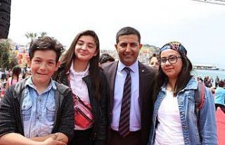 Kuşadası Belediyesi ihtiyaç sahibi 950 öğrenciye...