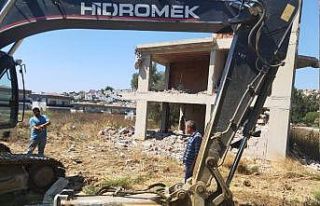 Kuşadası’nda 1500 Yıllık zeytin ağacına bitişik...
