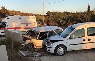 Kuşadası’nda iki otomobil kafa kafaya çarpıştı,...