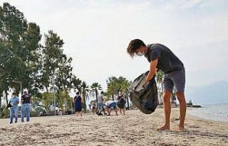 Kuşadası’nda kıyı temizliği