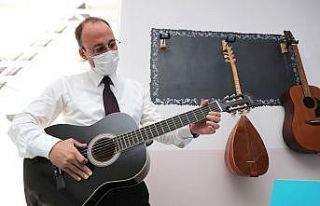 Kütüphaneye kitap bağışlayan Başkan Örki gitar...