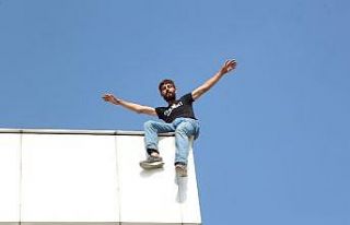 Maddi sorunları olduğunu söyleyen kişi çatıdan...