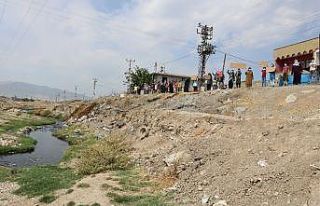 Mahallelinin kirli su ve koku isyanı