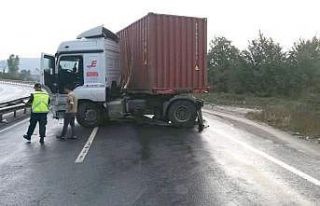 Makaslayan tır D-655 karayolunda trafiğin aksamasına...