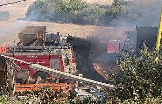 Makilik alanda çıkan yangın hurda araçlara sıçradı