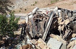 Malatya’da arı kovanı yüklü kamyon devrildi:...