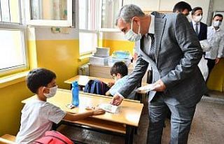 Malatya’da öğrencilere kayısı, dezenfektan ve...