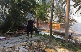 Malatya’da şiddetli rüzgar çatı uçurdu, yangına...