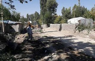 Malazgirt’te yeni yol açma çalışmaları devam...