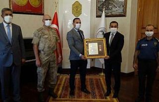 Malul Gazi Uğur Edizer’e Devlet Övünç Madalyası...