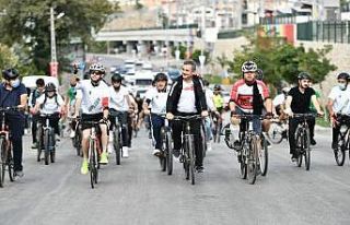 Mamak pedal çeviriyor