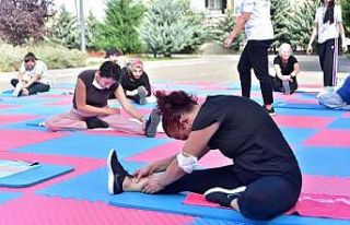 Mamaklı kadınlardan sosyal mesafeli spor