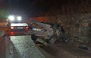 Mandaya çarpan otomobil hurdaya döndü: 2 yaralı