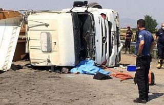 Manisa’da kum yüklü tır devrildi: 1 ölü
