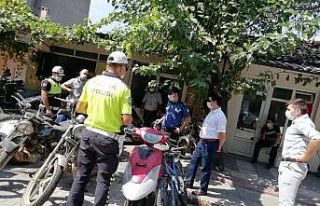 Manyas’ta maske takmayan 25 vatandaşa ceza yazıldı