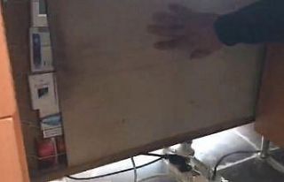 Masanın altına yapılan gizli bölmede kaçak sigara...