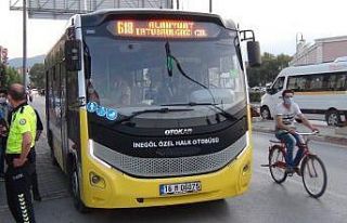 Maske takmayan yolcuya öyle bir şey yaptı ki...