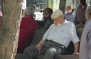 Maskeler çenede, virüs bayramda