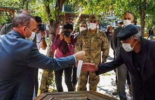 Maskesi yıpranan yaşlı adama, Vali Öner yeni maske...