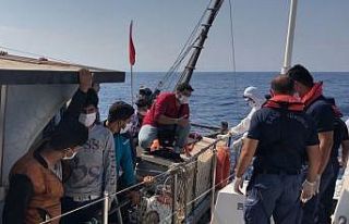 Mersin açıklarında 90 düzensiz göçmen yakalandı
