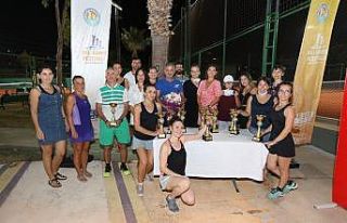 Mezitli’deki tenis turnuvasında 60 sporcu ter döktü