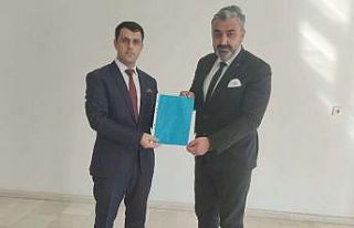 MHP’li Özbek mazbatasını aldı