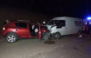 Minibüs ile otomobil kafa kafaya çarpıştı; 1...