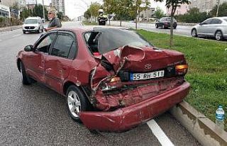 Minibüs otomobile çarpıp kaçtı