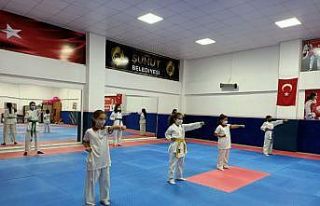 Minik karateci kızlar antrenmanlara tekrar başladı