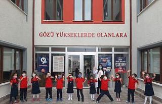 Minik öğrenciler ilk defa okula gitmenin heyecanını...