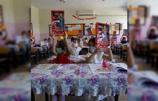 Minik öğrencilere hijyen seti ve oyuncak