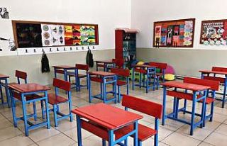 Minik öğrencilerin sıraları rengarenk oldu