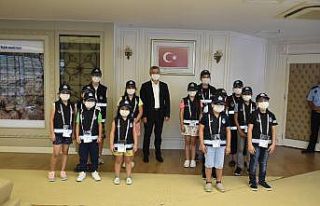 Minik zabıtalardan Tahmazoğlu’na sürpriz ziyaret